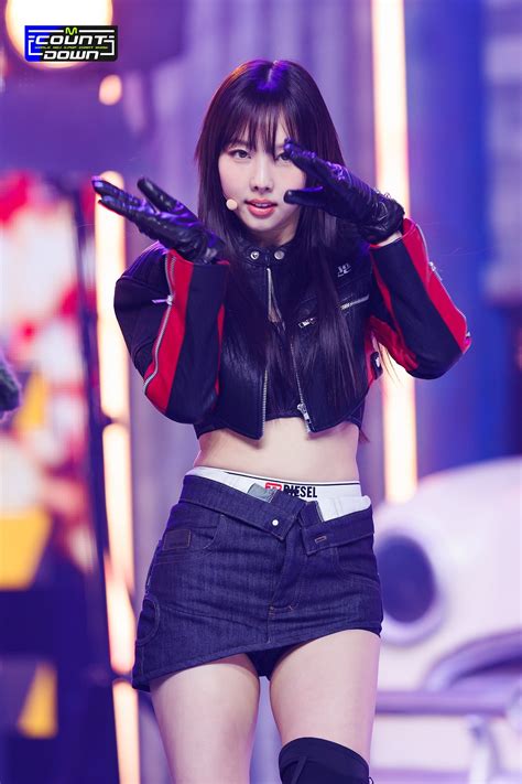 nayeon set me free outfit.